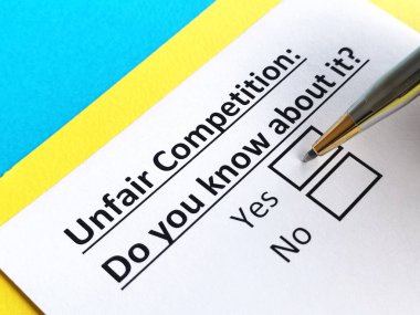 Bir kişi haksız rekabet hakkındaki soruyu cevaplıyor.