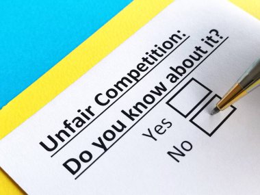 Bir kişi haksız rekabet hakkındaki soruyu cevaplıyor.