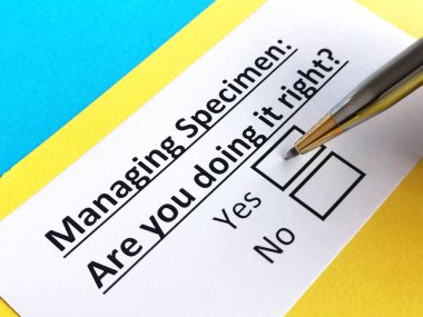 Bir kişi numuneleri yönetmekle ilgili soruya cevap veriyor..