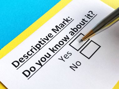 Bir kişi tanımlayıcı işaretle ilgili soruyu cevaplıyor..