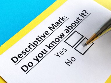 Bir kişi tanımlayıcı işaretle ilgili soruyu cevaplıyor..