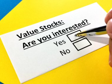 Bir kişi hisse senetleriyle ilgili soruya cevap veriyor..