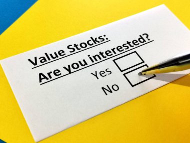 Bir kişi hisse senetleriyle ilgili soruya cevap veriyor..