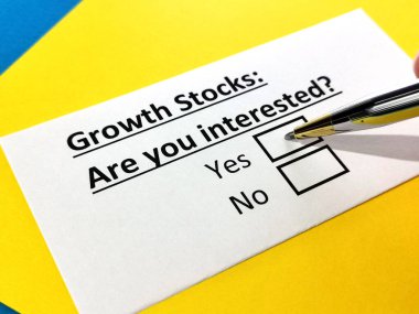 Bir kişi büyüme stokları hakkındaki soruyu cevaplıyor..