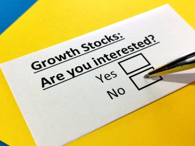 Bir kişi büyüme stokları hakkındaki soruyu cevaplıyor..