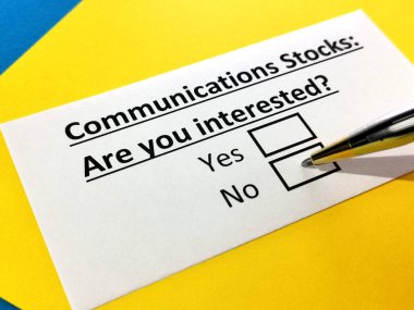 Bir kişi haberleşme hisseleriyle ilgili soruya cevap veriyor..