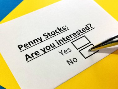 Bir kişi, hisse senetleri hakkındaki soruya cevap veriyor..