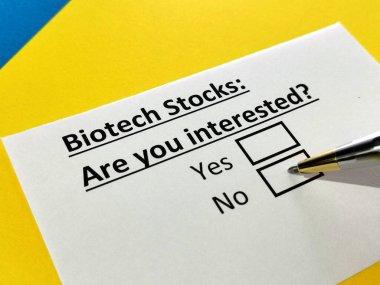 Bir kişi biyoteknoloji hisseleriyle ilgili soruya cevap veriyor..