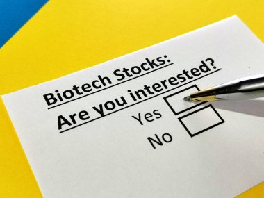 Bir kişi biyoteknoloji hisseleriyle ilgili soruya cevap veriyor..