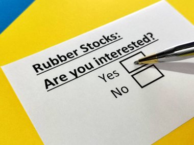 Bir kişi lastik stoklarla ilgili soruya cevap veriyor..