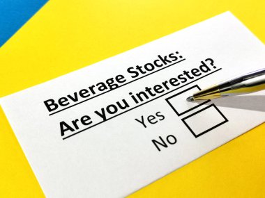 Bir kişi içecek stoklarıyla ilgili soruya cevap veriyor..