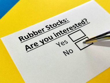 Bir kişi lastik stoklarla ilgili soruya cevap veriyor..