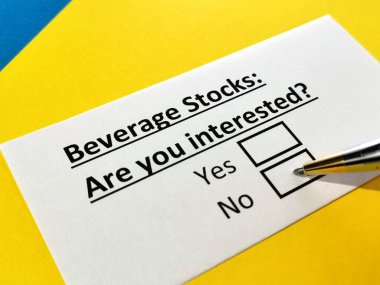 Bir kişi içecek stoklarıyla ilgili soruya cevap veriyor..