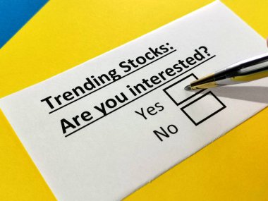 Bir kişi hisse senetleriyle ilgili soruya cevap veriyor..