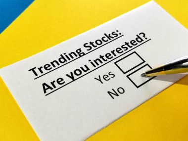 Bir kişi hisse senetleriyle ilgili soruya cevap veriyor..