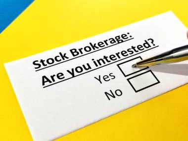 Bir kişi borsa komisyonculuğu ile ilgili soruya cevap veriyor..