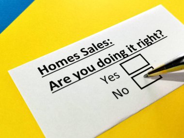 Bir kişi ev satışlarıyla ilgili sorulara cevap veriyor..