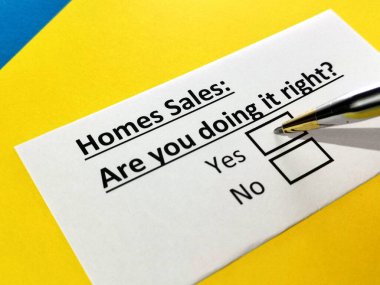 Bir kişi ev satışlarıyla ilgili sorulara cevap veriyor..