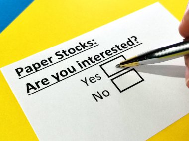 Bir kişi kağıt stoklarıyla ilgili soruya cevap veriyor..