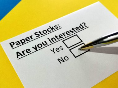 Bir kişi kağıt stoklarıyla ilgili soruya cevap veriyor..
