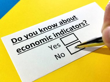 Bir kişi ekonomik göstergeler hakkındaki soruları yanıtlıyor.
