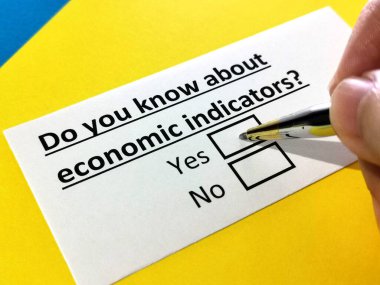 Bir kişi ekonomik göstergeler hakkındaki soruları yanıtlıyor.
