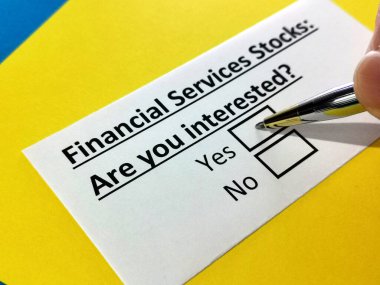 Finansal hizmetler hisseleri hakkındaki soruları bir kişi cevaplıyor.