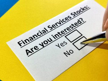 Finansal hizmetler hisseleri hakkındaki soruları bir kişi cevaplıyor.