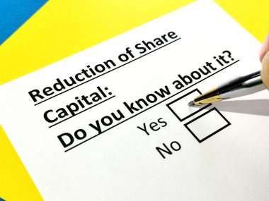 Bir kişi hisse azaltımıyla ilgili soruya cevap veriyor.