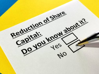 Bir kişi hisse azaltımıyla ilgili soruya cevap veriyor.