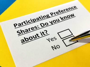 Bir kişi, tercihli hisse senedi ile ilgili soruyu yanıtlıyor.