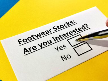 Bir kişi ayakkabı stoklarıyla ilgili soruya cevap veriyor..