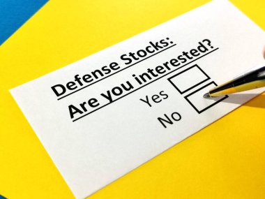 Bir kişi savunma hisseleriyle ilgili soruya cevap veriyor..