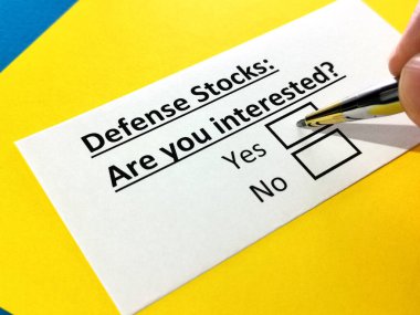 Bir kişi savunma hisseleriyle ilgili soruya cevap veriyor..