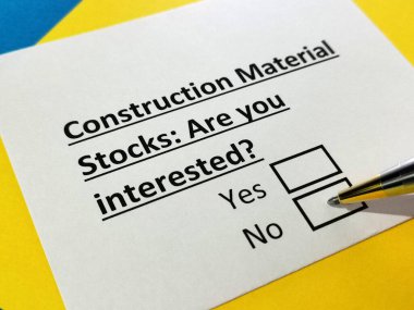 Bir kişi inşaat malzemesi stoklarıyla ilgili soruya cevap veriyor..