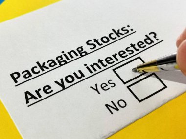 Bir kişi ambalaj hisseleriyle ilgili soruya cevap veriyor..