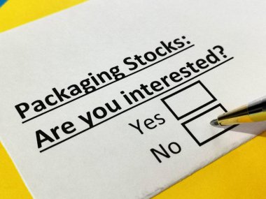 Bir kişi ambalaj hisseleriyle ilgili soruya cevap veriyor..