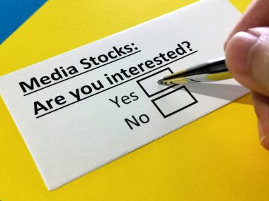 Bir kişi medya hisseleriyle ilgili soruya cevap veriyor.