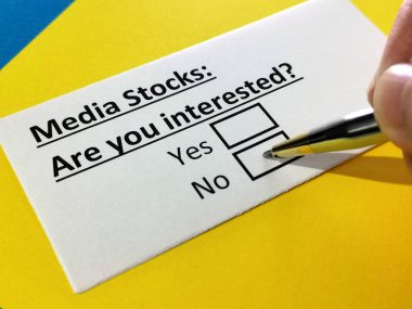 Bir kişi medya hisseleriyle ilgili soruya cevap veriyor.