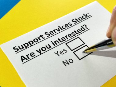 Bir kişi destek hizmetleri stoğuyla ilgili soruya cevap veriyor.