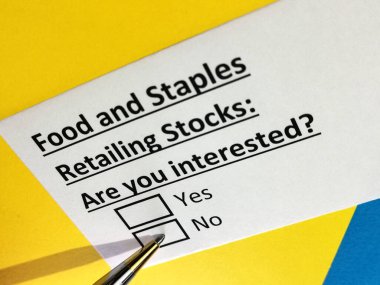 Bir kişi yiyecek ve ürünlerin perakende satışı ile ilgili soruya cevap veriyor..