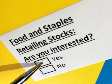 Bir kişi yiyecek ve ürünlerin perakende satışı ile ilgili soruya cevap veriyor..