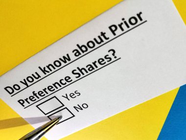 Bir kişi öncelikli tercihler hakkındaki soruları yanıtlıyor.