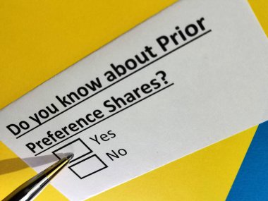 Bir kişi öncelikli tercihler hakkındaki soruları yanıtlıyor.