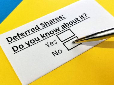 Bir kişi ertelenmiş hisselerle ilgili soruya cevap veriyor.