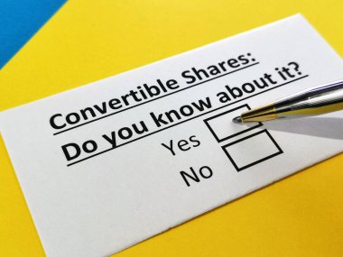 Bir kişi, üstü açık hisselerle ilgili soruları cevaplıyor..