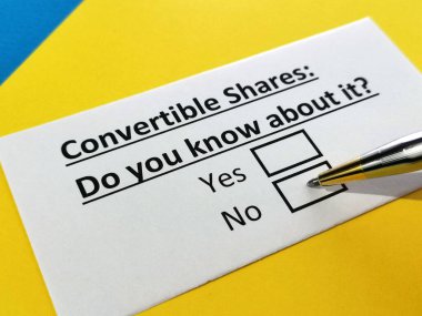 Bir kişi, üstü açık hisselerle ilgili soruları cevaplıyor..