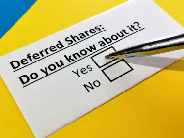 Bir kişi ertelenmiş hisselerle ilgili soruya cevap veriyor.