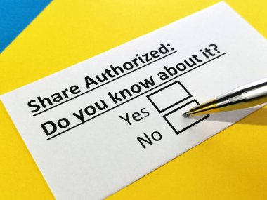 Bir kişi paylaşım yetkisiyle ilgili soruya cevap veriyor..