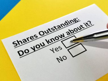 Bir kişi ödenmemiş hisselerle ilgili soruya cevap veriyor..